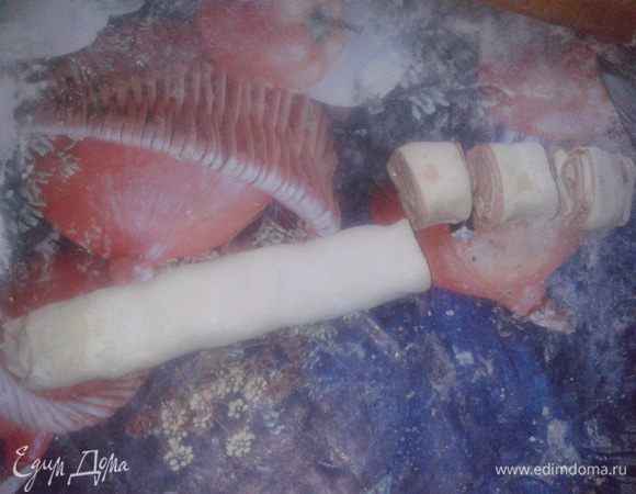 Аккуратно свернуть содержимое в плотный рулетик (колбаску), и разрезать на порции шириной около 2 см.