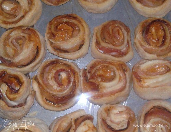 Выпекать в заранее разогретой до 200 градусов духовке, около 20 минут, до подрумянивания. Рулетики готовы! Приятного аппетита!