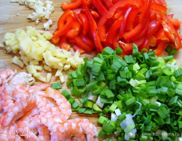 Теперь займемся начинкой. Зеленый лук, чеснок, имбирь измельчить. Перец нарезать тонкими четверть-кольцами (если рыбка поувесистей, можно и полукольцами нарезать). Креветки очистить, разрезать вдоль пополам (заодно и вену кишечную удалим).