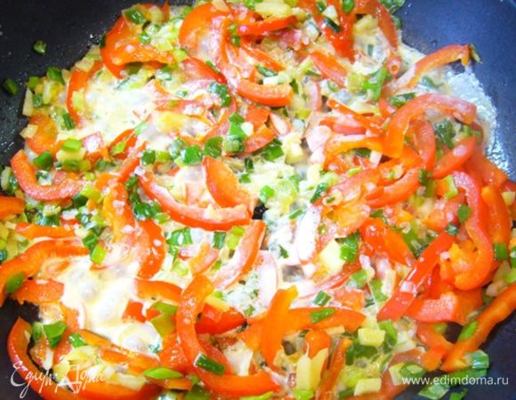 В сковороде разогреть масло, обжарить лук, перец, имбирь, чеснок, пока они не станут мягкими (аромат такой!).
Затем посолить,  добавить сливки, подождать, пока они выпарятся. 
Добавить креветки, 1 мин. потомить.
