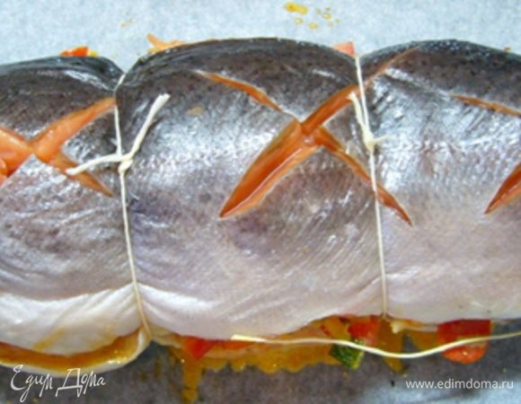 Накрыть вторым куском рыбы, соединить концы кулинарной нитью.
Поместить рыбу в духовку на 15 мин.
