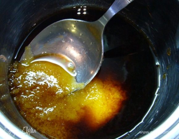 Соединить лимонный сок, соевый соус, мед. Прогреть.