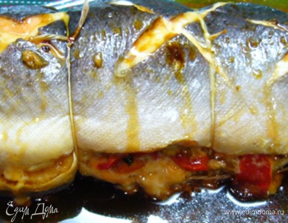 Готовую рыбу вынуть из духовки, полить соусом, накрыть фольгой, дать постоять 5 мин.
Заметьте, рыбу мы не солили, вот сейчас она просолится от соевого соуса. Сам соус за это время загустеет.
Ну вот, можно подавать ароматную красавицу на стол!
