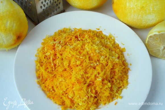 Четыре крупных апельсина и половинку лимона тщательно вымыть и натереть с них цедру.