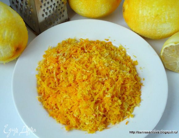 Четыре крупных апельсина и половинку лимона тщательно вымыть и натереть с них цедру. 


