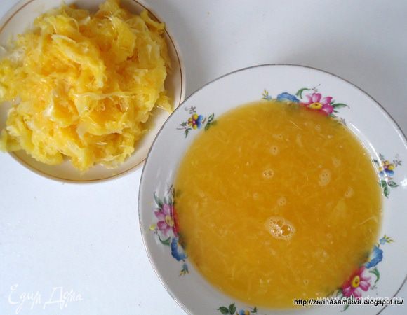 Разрезать фрукты пополам и выжать сок.  Жмых и зернышки не выбрасывать.


