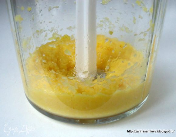 Жмых измельчить в кашицу, а косточки завязать в марлю.