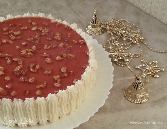 Я планировала взбить сливки и украсить бока тортика, но первый раз в жизни у меня не получилось этого сделать, пришлось делать заварной крем. Добавляем в молоко сахар и ванильный сахар, ставим на огонь. Небольшую часть молока (около 100 мл) смешиваем с крахмалом, вливаем в подогретое молоко, постоянно помешивая доводим до загустения, убираем с плиты и хорошо вымешиваем лопаткой или силиконовым скребком. Перекладываем крем в кулинарный мешок или файл (я переложила в кондитерский шар, который мне подарили 5 лет назад, и я им благополучно не пользовалась), полностью (!) охлаждаем в холодильнике. Украшаем бока торта, как душе угодно... Ставим в холодильник до прихода гостей.