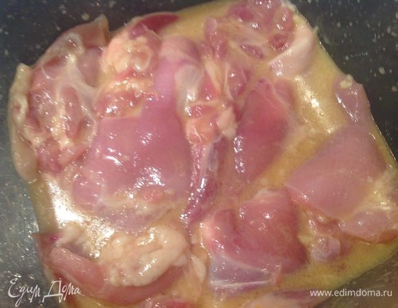 Курицу помыть, обсушить бумажным полотенцем и мариновать 30 минут.