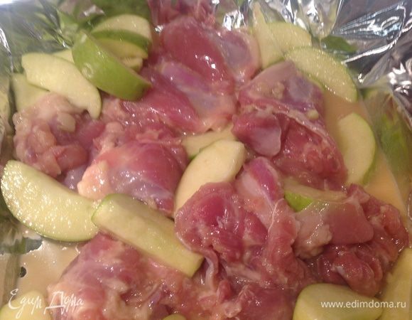 Выложить на противень застеленный фольгой, посолить, поперчить. Поставить в духовку, разогретую до 200 градусов на 30-40 минут.