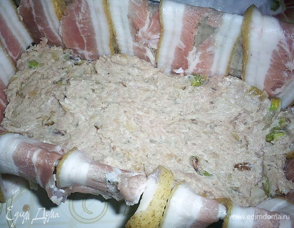 Теперь выкладываем треть фарша. Фарш выкладываем как можно плотнее.