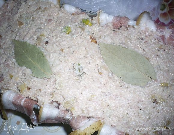Теперь повторяем: вторая треть фарша, курочка, оставшийся фарш. Сверху кладем 2 лавровых листочка.