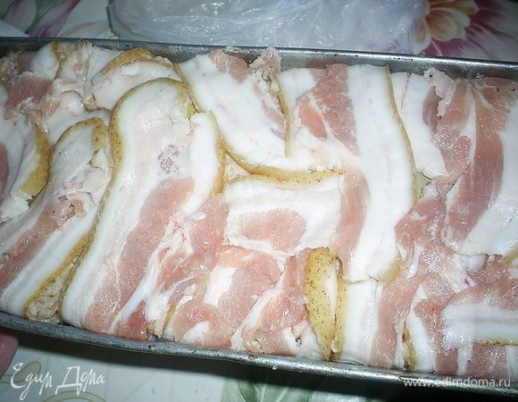 Накрываем фарш свисающими кусочками подчеревка. Отправляем в разогретую до 180 градусов духовку на 1,5-2 часа. Если сильно верх начнет румяниться, форму накрыть фольгой. Террин готов, если он отстает от стенок формы, а при его прокалывании вытекает прозрачный сок.