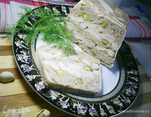 Теперь наступает ответственный момент. Сок надо слить, форму затягиваем фольгой. Сверху кладем дощечку (она должна лежать на самом террине, а не на бортиках формы), а на нее груз примерно 1.5 кг. Я воспользовалась прямоугольной тарелкой и бутылкой минералки))) Под грузом наш террин должен провести 12-24 часа в холодном месте. Затем груз убрать, террин достать из формы и вкушать! Приятного аппетита!!!