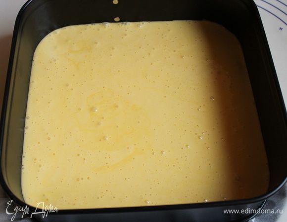 Взбиваем яйца с сахаром. Примерно 5 минут добела. Далее добавляем масло растительное, снизив обороты миксера, далее пудинг с разрыхлителем(7гр), ванильный сахар. Все выливаем в форму застеленную бумагой. У меня форма 24х24 см.