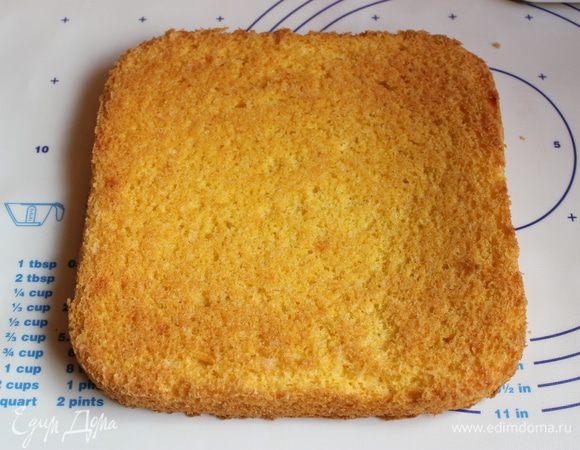 Ставим в духовку при 180гр на 15 минут. Бисквит остыл, достаем его из формы. Обрезаем по бокам, и кладем назад в форму.