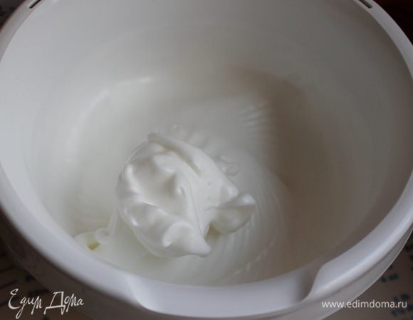 Делаем крем-суфле. Для этого я взбиваю сначала белки с половиной лимонной кислоты, постепенно добавляю половина сахара. Вот такие белки получаются, оставляем пока их на столе. Надо чтобы они были далее нехолодными.