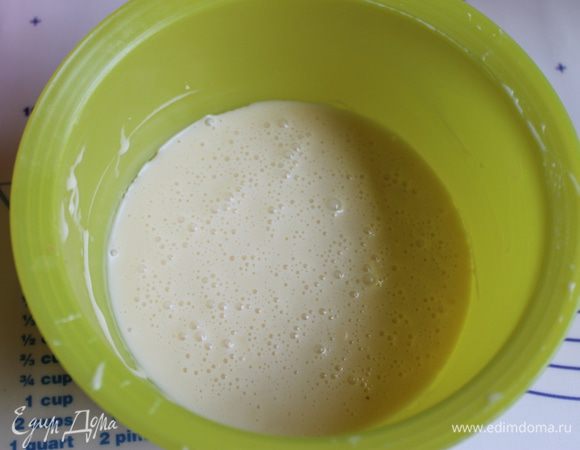 Мягкое масло взбиваем со сгущенкой. Желатин зальем водой холодной на 10 минут, добавим к нему оставшийся сахар и лимонку. Когда он набухнет на водяной бане распустим его, дадим ему остыть слегка. Теперь желатин потихоньку вливаем в белки, размешивая их. Далее смешиваем со сгущенкой.