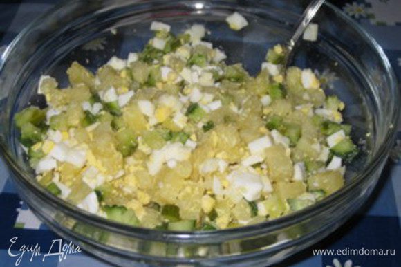 Картофель, яйца, половину семги и маринованные огурцы нарезать небольшими кубиками. Картофель, яйцо, семгу и соленый огурец смешать с майонезом (это будет основа салата).