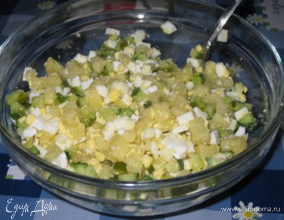 Картофель, яйца, половину семги и маринованные огурцы нарезать небольшими кубиками.
 Картофель, яйцо, семгу и соленый огурец смешать с майонезом (это будет основа салата).