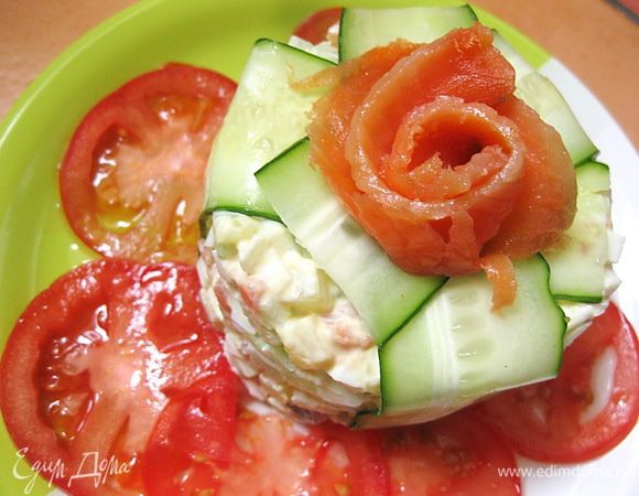 Помидоры взбрызнуть соусом из базилика, чеснока и оливкового масла.
Примечание: этот салат лучше делать перед самой подачей, иначе он может потечь и на тарелке образуется непрезентабельная лужа.