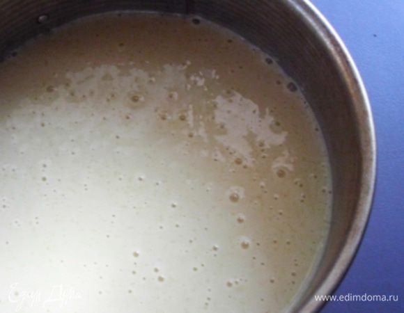 Дно разъемной формы (у меня диаметром 18 см) застелить пергаментом и выложить в неё тесто.