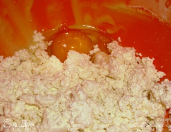 В той же миске перемешать все ингредиенты для начинки.