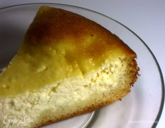 В процессе выпекания тесто поднимается по бортику формы, вытесняя к центру начинку и получается большая ватрушка. Съедается моментально. Если у Вас большая семья, советую удвоить ингредиенты.