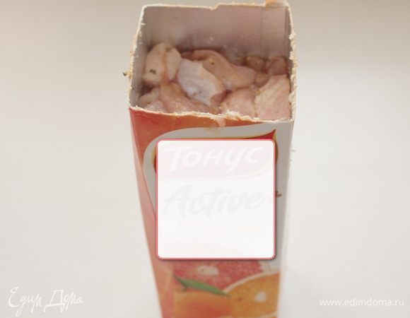 Взять тетрапакет от сока, срезать верхушку, заполнить мясной смесью, утрамбовать (оставив немного свободного места).