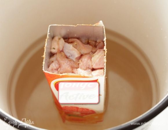 На дно кастрюли положить силиконовый коврик, поставить пакет, залить кастрюлю  водой и варить 1,5 часа на небольшом огне. 