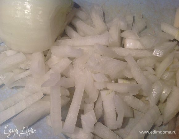 Духовку разогрейте до 200 градусов. 
Лук мелко нарежьте.