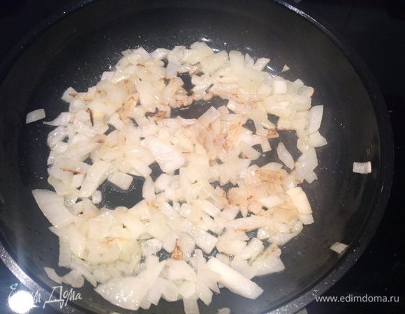 На сковороде с разогретым оливковым маслом обжарьте лук, помешивая, посыпьте сахаром и солью. Готовьте на тихом огне до золотистого цвета.