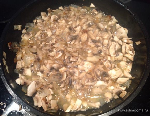 Мелко нарежьте шампиньоны, выложите на сковороду с луком, добавьте вино, готовьте помешивая пока вино не выпариться. Переложить в чашу, смешайте с мелко нарезанной петрушкой (немного петрушки оставьте для подачи). 