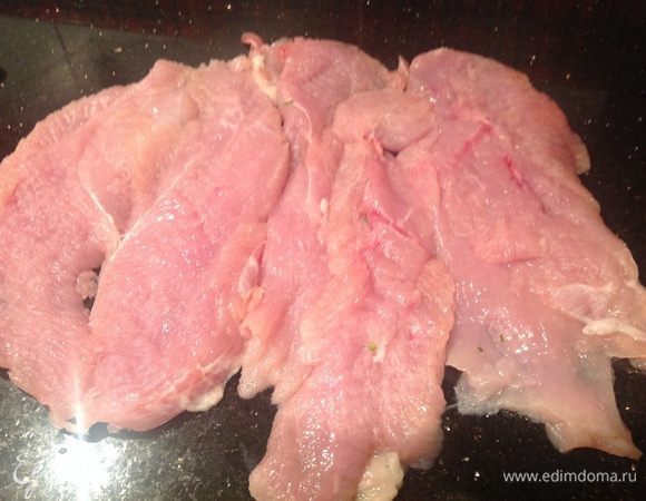 Филе индейки разрежьте вдоль, но не до конца, разверните, накройте пищевой пленкой и отбейте.