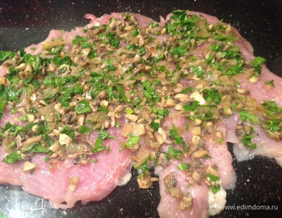 Посолите и поперчите отбитое филе, равномерно выложите начинку.