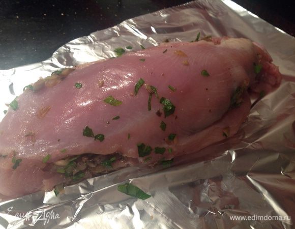 Аккуратно сверните филе рулетом. Заверните в фольгу, поставьте в духовку и запекайте 1,5 - 2 часа. Готовый рулет, не разворачивая оставьте отдохнуть, не менее 40 минут.