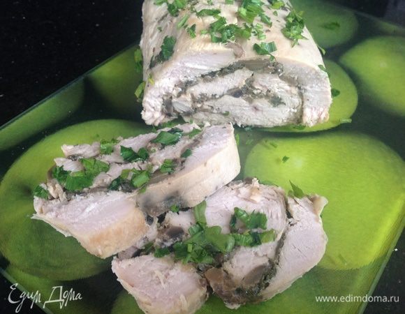 Затем разверните, нарежьте на ломтики, посыпьте оставшейся петрушкой.
Приятного аппетита!!!