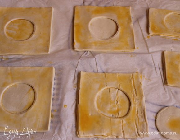 Теперь сложим наши квадраты, смазав их желтком, чтобы лучше склеились. Верх тоже. Ставим в духовку при 200 град. на 15 минут.