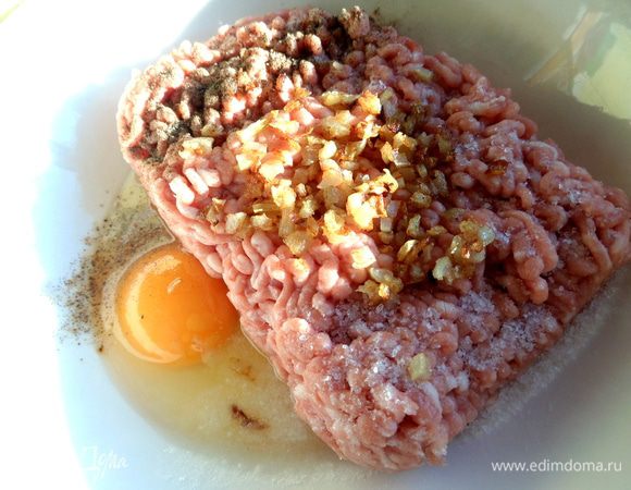 Обжарим слегка немного лука, добавим в фарш + 1 яйцо, соль, перец...