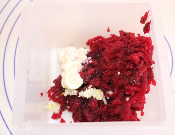 Свеклу натрем на терке, смешаем с зубчиком чеснока, и ложкой майонеза.