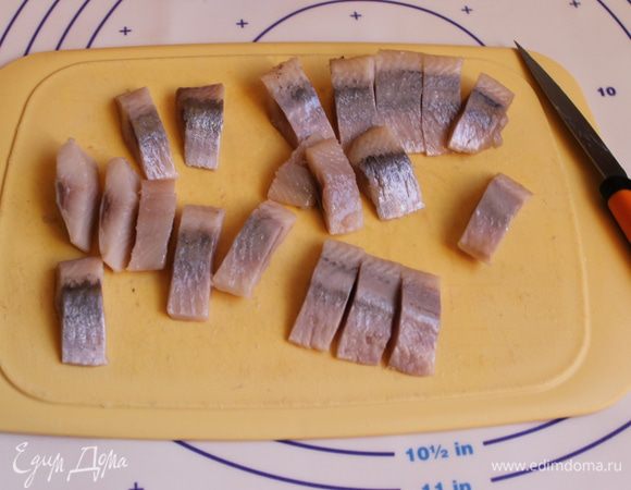 Филе сельди разрезать на тонкие полоски.