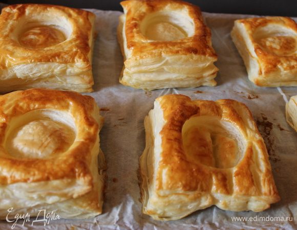 Наши волованы готовы. Кладем в середину по столовой ложке начинки. И сверху укладываем по 2 куска селедки. Украсим веточкой петрушки.