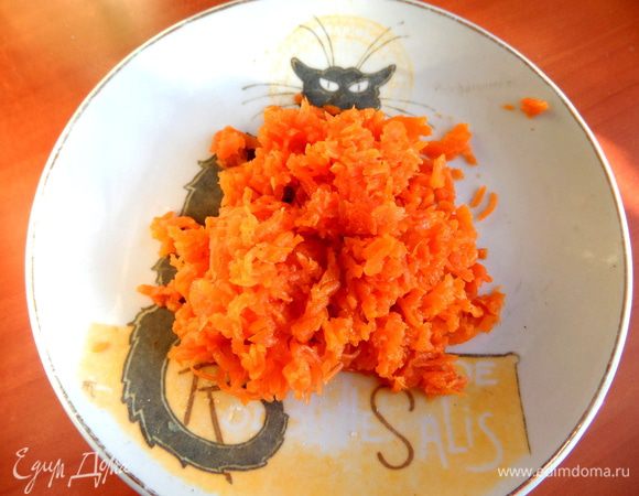 У меня осталась от "шубы" морковь варёная, поэтому решила пристроить её сюда... Натереть на тёрке.