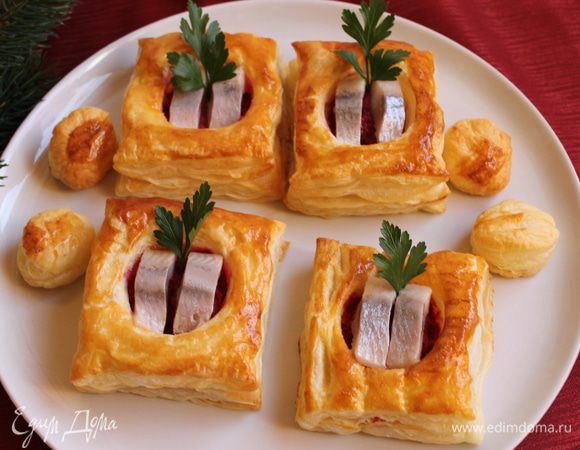 Из остатков теста я тоже сделала волованы. Получились не такие ровные, но тоже вкусные. Угощайтесь!
