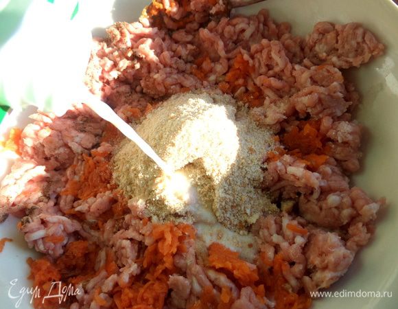 Молоко или воду вливаем по ложке для более однородной текстуры... Зависит количество от сочности фарша, размера яйца и количества сухарей!  Мне хватило 4 ложки молока.