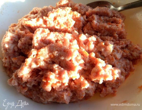 Хорошенько вымешиваем фарш до эластичности.