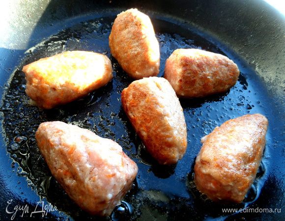 Наливаем в пиалку воду, обмакиваем руки в воду и катаем в руках ложку фарша, стараясь придать ему форму конуса. Жарим на растительном масле, поворачивая часто вначале.