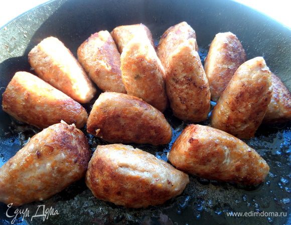 Не забываем и обжарить боковую часть котлетки!