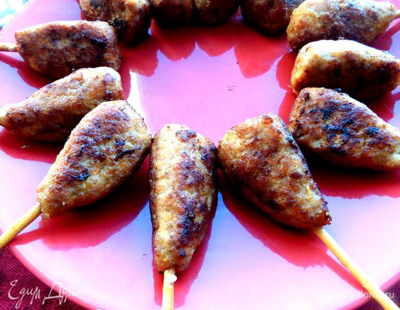 Вворачиваем соломку в узкую часть котлетки с сразу подаём, так как соломка может стать мягкой от горячего. Но их можно подать и как холодную закуску,тогда втыкаем в остывшие котлеты.