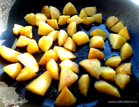 Отварную картошку (тоже осталась от "шубы") обжариваем на растительном масле до золотистости.